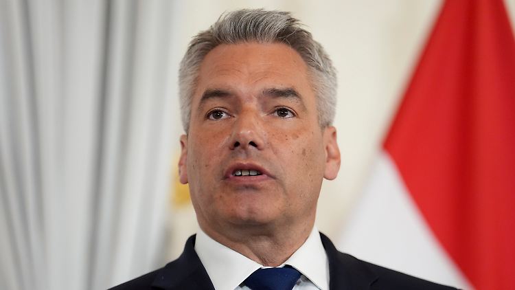Österreichs Kanzler Nehammer lässt so kurz vor der Wahl trotz tiefer Regierungskrise die Koalition mit den Grünen nicht platzen.