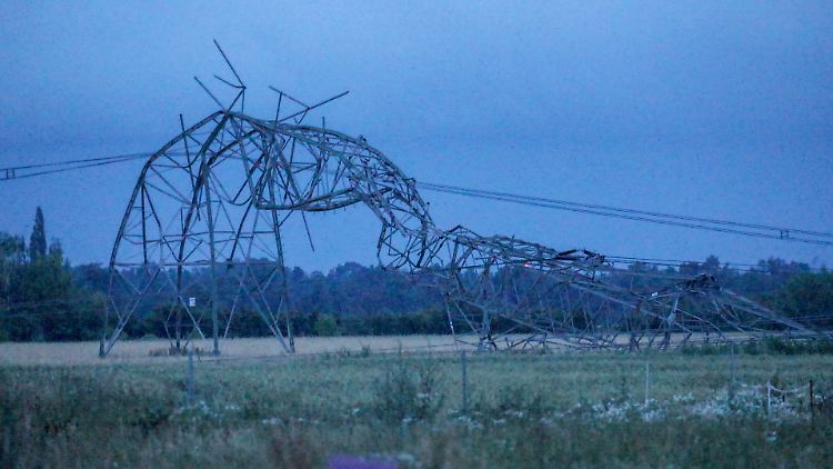 In Sachsen wütete das Unwetter so stark, dass Überlandstrommasten umknickten. Womöglich handelte es sich um einen Tornado.