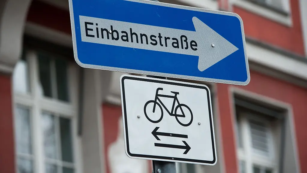 Ein-Schild-mit-dem-Hinweis-dass-Fahrradfahrer-die-Einbahnstrasse-in-beide-Richtungen-benutzen-duerfen