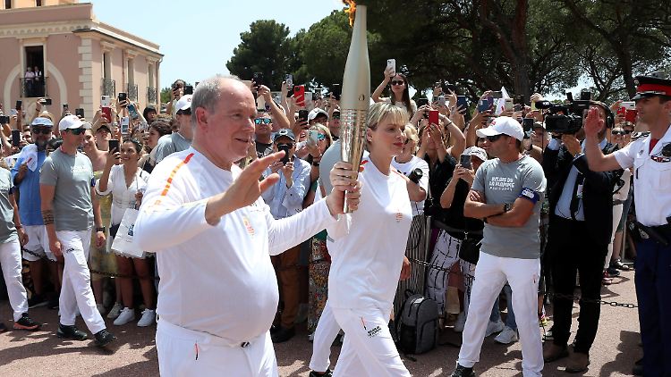 Albert und Charlène von Monaco tragen die olympische Fackel - der Fürst trägt zudem ein kleines Bäuchlein vor sich her.