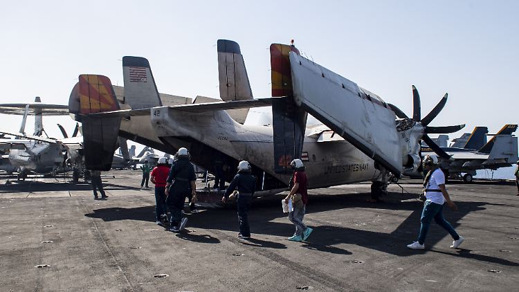 Matrosen der Dwight D. Eisenhower Carrier Strike Group helfen der Besatzung des Frachters "Tutor", der im Roten Meer von Huthi-Rebellen angegriffen wurde.