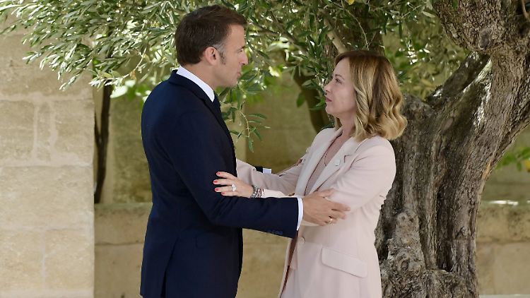 Wegen der Corona-Krise und der Folgen des Ukraine-Kriegs waren die Regeln ausgesetzt worden. Frankreichs Präsident Macron und Italiens Ministerpräsidentin Meloni gehören zu den ersten, die sie wieder zu spüren bekommen.