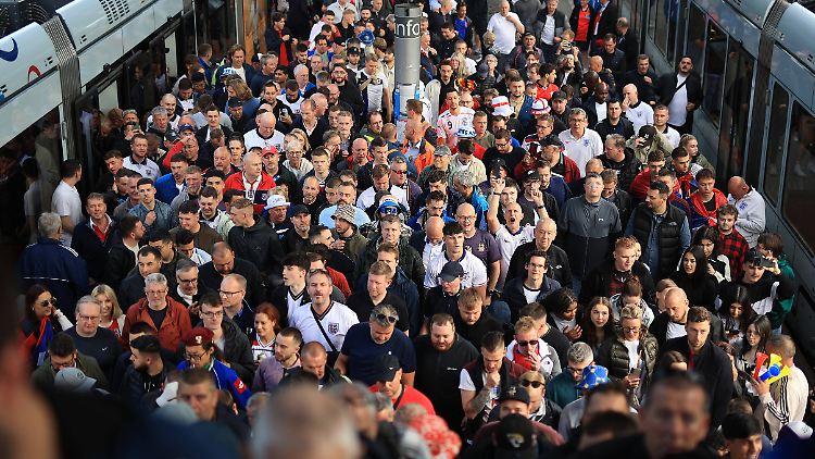 Der Fußball bewegt die Menschen - und die Menschen wollen sich mit dem Nahverkehr bewegen.