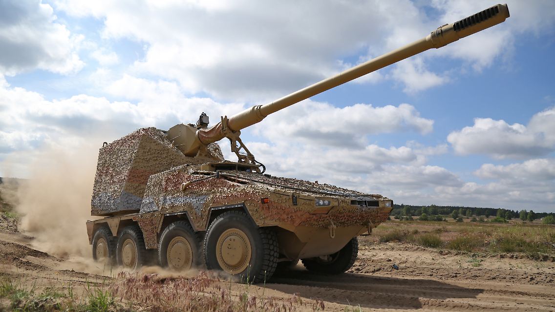Der Name der Haubitze RCH 155 kommt vom englischen "Remote Controlled Howitzer 155 mm". Das Artillerie-Geschütz sitzt nach Herstellerangaben auf einem Radpanzer des Typs Boxer und kann bis zu neun Geschosse pro Minute abfeuern.