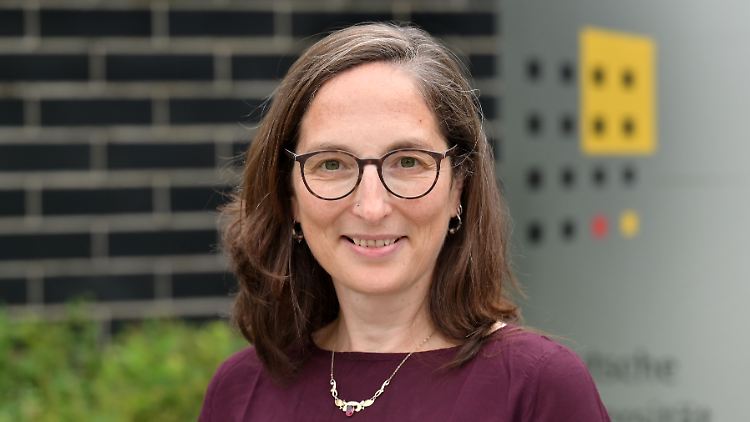 Constanze Janda lehrt Sozialrecht und Verwaltungswissenschaft an der Deutschen Universität für Verwaltungswissenschaften in Speyer.