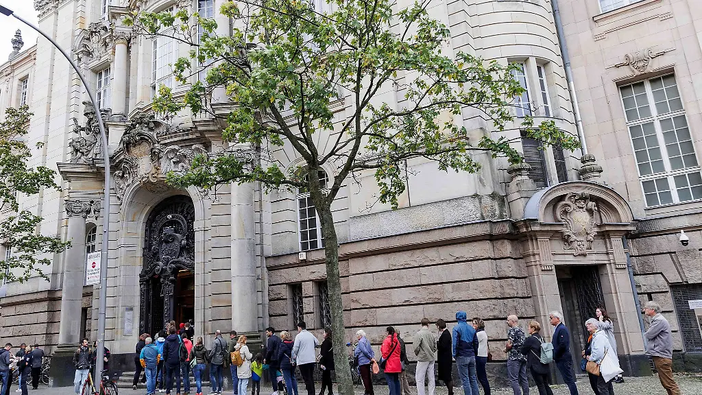 Menschen-warten-in-einer-Schlange-vor-dem-Eingang-am-Tag-der-offenen-Tuer-im-Kriminalgericht-Moabit