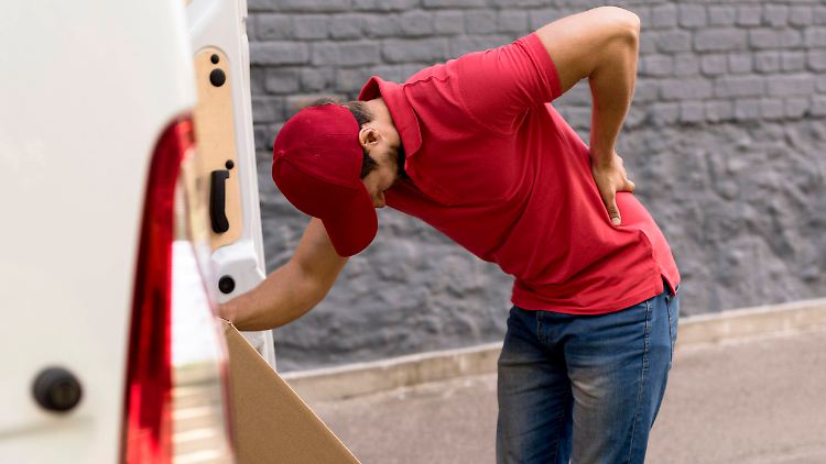 Nicht nur Menschen, die beruflich viel und schwer heben müssen, werden von Rückenschmerzen geplagt. Die gute Nachricht: Laut einer Studie können einfache Spaziergänge dagegen helfen.