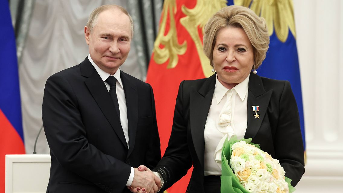 Kremlchef Wladimir Putin zeichnete die Sprecherin des Föderationsrates, Valentina Matwijenko, Ende Mai mit dem Titel "Held der Arbeit Russlands" aus.