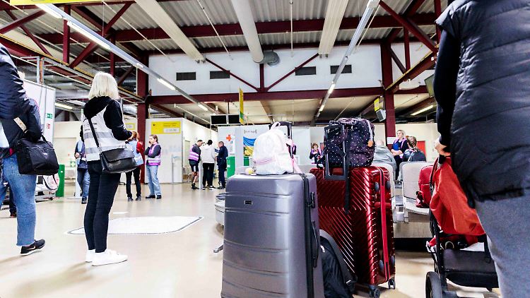 Empfangshalle im Berliner Ankunftszentrum Tegel. Ursprünglich war auch die Union für den "Rechtskreiswechsel". Der Begriff meint, dass Flüchtlinge aus der Ukraine nicht nach dem Asylbewerberleistungsgesetz Unterhalt bekommen, sondern nach dem Sozialgesetzbuch, sprich: Bürgergeld.