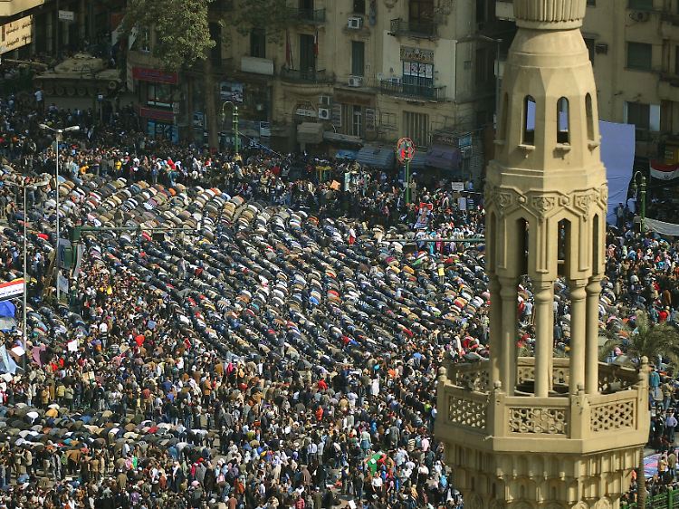 Demonstranten beten auf dem Tharir-Platz in Kairo. Am achten Tag der Proteste gegen das Regime des ägyptischen Präsidenten Mubarak werden eine Million Menschen erwartet.