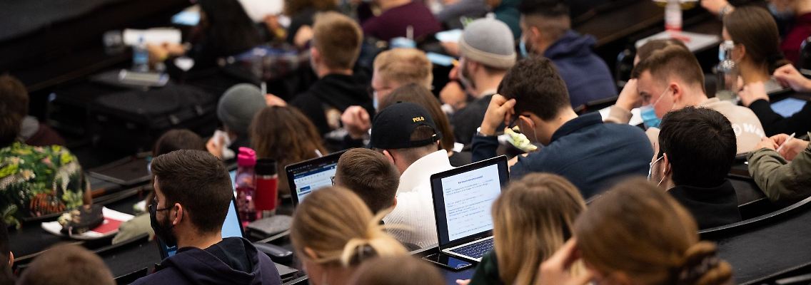 Studierende bekommen mehr Unterstützung - zum Beispiel beim Kauf eines Laptops.