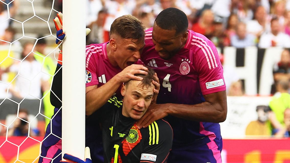 Manuel Neuer: Schwang sich mit seinem 17. Einsatz neben Italiens Legende Gianluigi Buffon zum EM-Rekordtorwart auf und ...