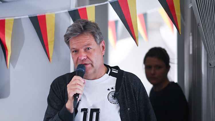 Ein bisschen EM-Atmosphäre im Flugzeug nach Asien: Habeck spricht mit den mitreisenden Journalisten. Fußball wurde auch geguckt - allerdings gab es nach dem 1:0 keinen Empfang mehr.