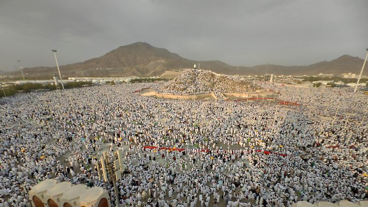 Muslimische Pilger beten auf dem Berg Arafat während der Hadsch-Pilgerfahrt.