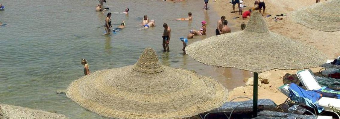 Badeort Scharm el Scheich am Roten Meer: viele Urlauber lassen sich von den Unruhen im Land nicht beirren und treten ihre Reise nach Ägypten trotzdem an.