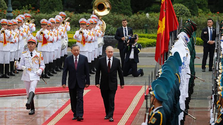 Der vietnamesische Präsident To Lam (l.) und Kremlchef Wladimir Putin beobachten die Ehrengarde im Präsidentenpalast in Hanoi. 