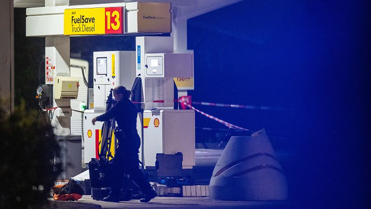 Die Polizei sichert nach der Schießerei mit drei Verletzten Spuren an der Tankstelle. 