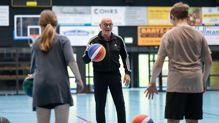 Vor 15 Jahren offiziell pensioniert, unterrichtet Lüssenhop weiterhin 14 Stunden die Woche. Schulleiter Dzionsko hat bei ihm Tischtennis gelernt.