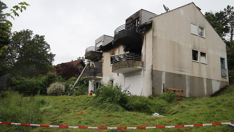 Nach dem Angriff auf seine Familie legte der Tatverdächtige einen Brand in der Wohnung, der sich auf das ganze Mehrfamilienhaus ausbreitete. 