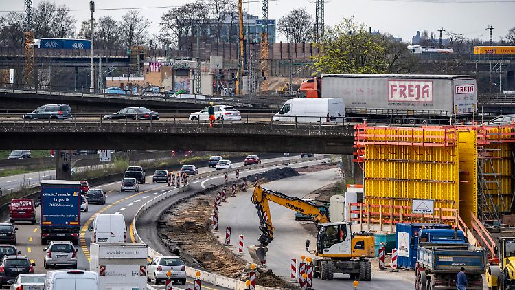 Binnen zehn Jahren wollte die Ampel den Sanierungsstau im Brückenbau abarbeiten. Jetzt soll der Etat dafür gekürzt werden.