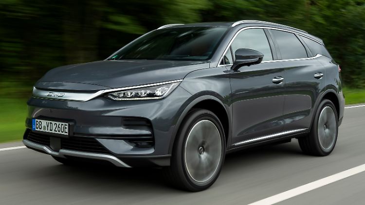 Der verbesserte BYD Tang bietet einen hohen Fahrkomfort und einen starken Antrieb. Allerdings verbraucht er recht viel und ist auch ziemlich teuer.