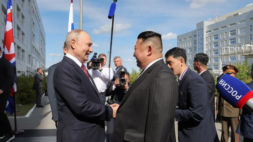 Freudig-strahlend-weil-der-Waffen-Deal-schon-vereinbart-ist-Wladimir-Putin-links-mit-Kim-Jong-un-am-Weltraumbahnhof-Wostotschny-im-Fernen-Osten-Russlands-im-September-2023
