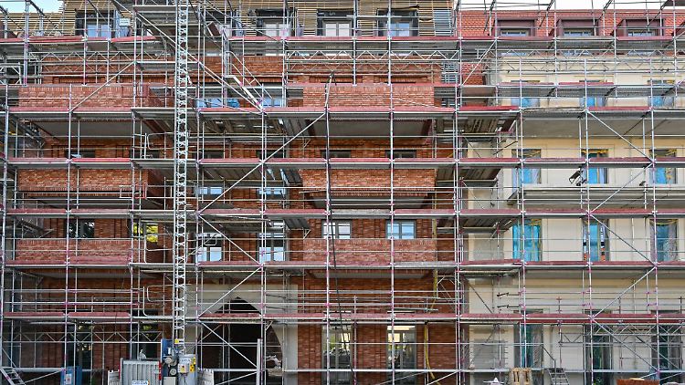 Baustelle eines Mehrfamilienhauses mit neuen Wohnungen.