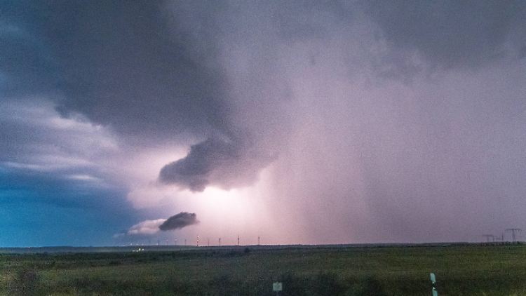 Es ist Sommerbeginn, doch über Deutschland gibt es Unwetter, wie hier vor wenigen Tagen bei Leipzig.