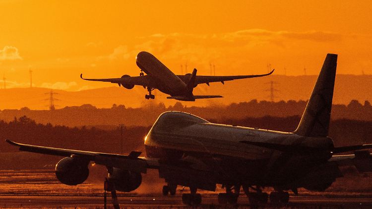 Damit der Ferienflieger nicht ohne einen abhebt: Bei "Rail and Fly"-Angeboten sollten Urlauber einen ausreichenden Zeitpuffer für die Fahrt zum Flughafen einplanen.