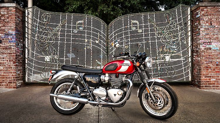 Triumph legt von der Bonneville T120 die "Special Edition Elvis Presley" auf - hier vor dem Eingangstor zu Graceland, Elvis' Wohnsitz in Memphis, Tennessee.