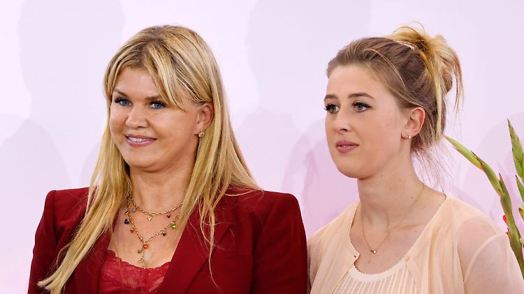 Die Familie von Michael Schumacher (links Ehefrau Corinna, rechts Tochter Gina-Maria) hält ihn seit 2013 aus der Öffentlichkeit heraus.