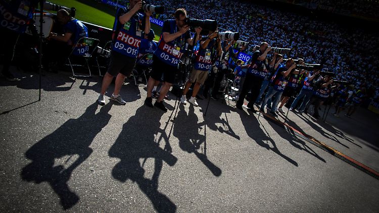 Zwar keinen Fotografen, dafür einen TV-Journalisten schmiss die UEFA raus.