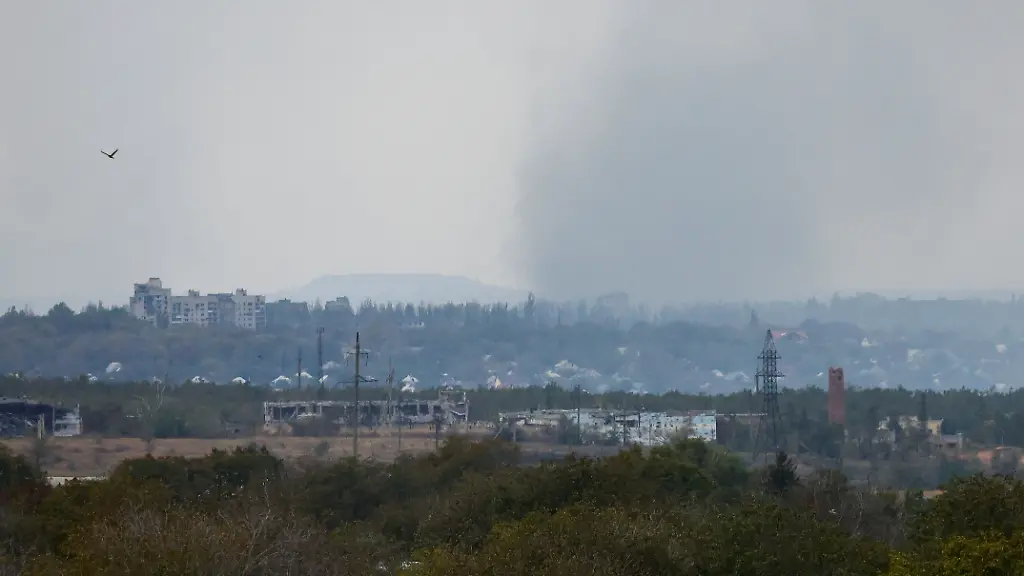 Dunkler-Rauch-ueber-Awdijiwka-Die-russischen-Streitkraefte-wollen-die-bisher-freie-ukrainische-Stadt-einkesseln