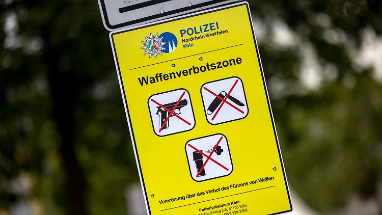 Am Wiener Platz in Köln wurde Mitte Juni eine neue Waffenverbotszone eingeführt. Sie gilt permanent und nicht, wie an anderen Orten in der Domstadt, nur zu bestimmten Zeiten.