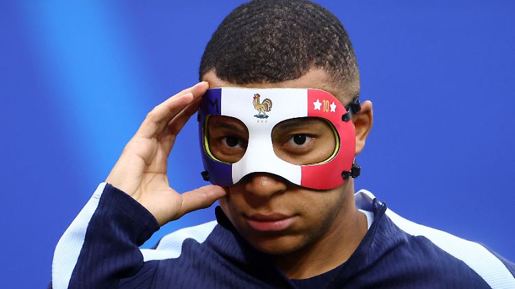 Mit seiner Maske in den Farben Frankreichs übte Kylian Mbappé schon mal auf dem Leipziger Rasen.