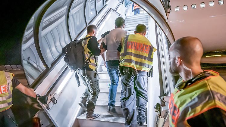 Polizeibeamte im Jahr 2019 bei der Abschiebung eines Afghanen in Leipzig.