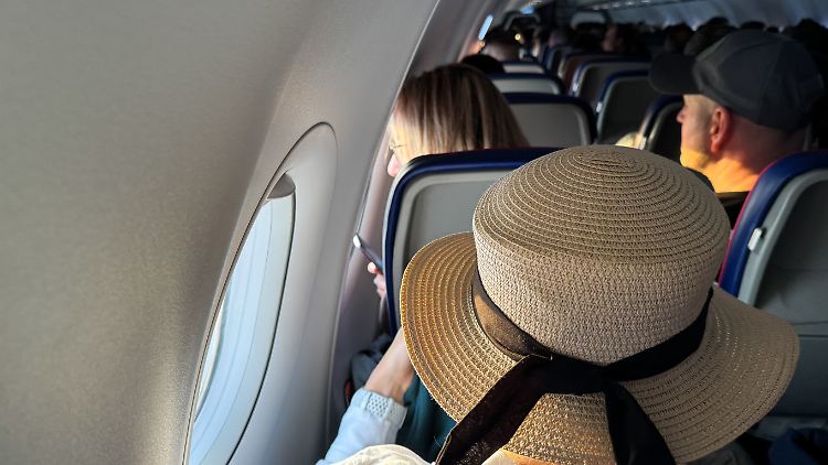 Passagiere in einem Flugzeug (Symbolbild).