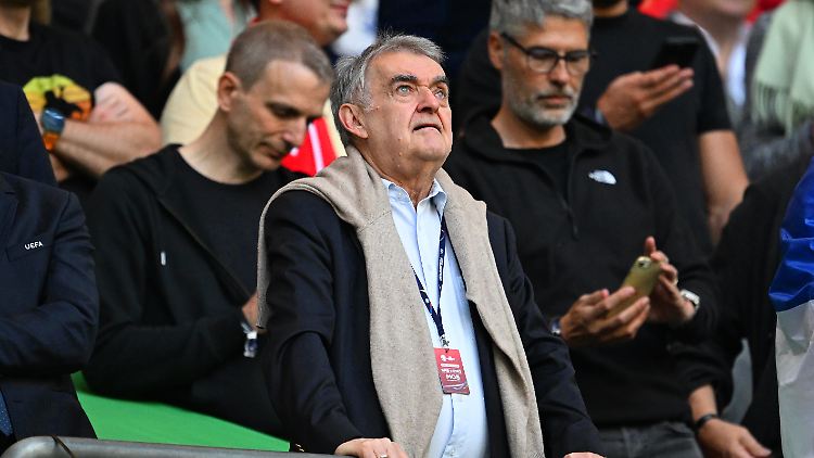 Bei Serbien gegen England war Reul live dabei in der Arena auf Schalke.