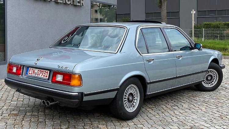 Hubraummogelei betreiben die Münchener nicht erst seit gestern. Im 745i verbergen sich entweder 3,2 oder 3,4 Liter. Den Rest erledigt der Turbolader.
