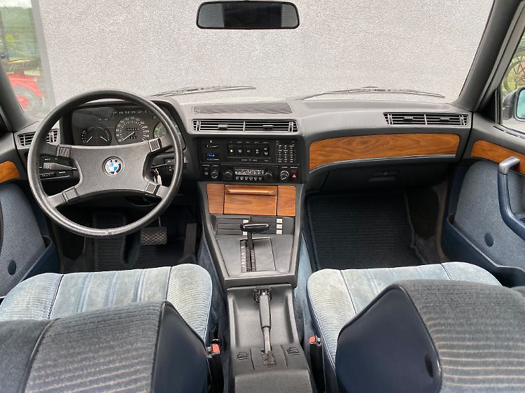 Viel Holz, großes Lenkrad und einfache Bedienelemente kennzeichnen den BMW Siebener der Baureihe E23.