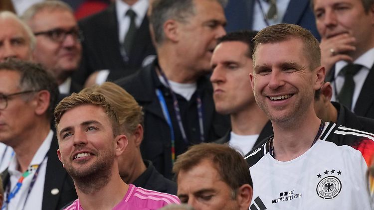 Per Mertesacker (weißes Trikot) und Christoph Kramer (rosa Trikot) wurden 2014 zusammen Weltmeister, jetzt sind sie gemeinsam ZDF-Experten.