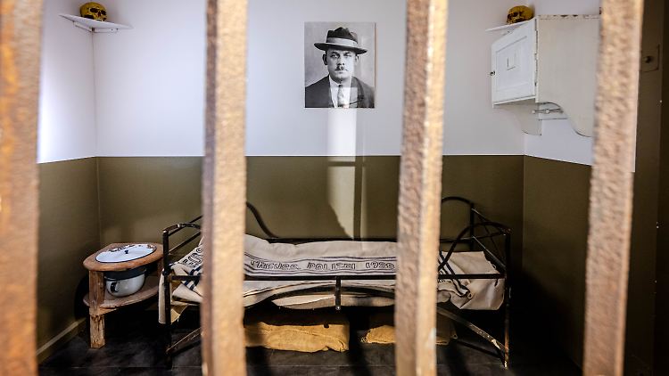 Eine nachgebaute Zelle mit einem Foto des Serienmörders Fritz Haarmann im Polizeimuseum im niedersächsischen Nienburg. 