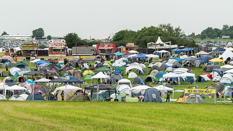 Etliche Festivalzelte könnten zu Beginn überschwemmt werden. Meteorologen raten zu Gummistiefeln.