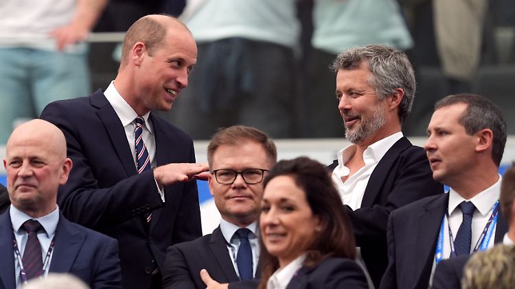 "Game Of Thrones" mal anders: Der englische Thronfolger William und der dänische König Frederik im Stadion beim Spiel England gegen Dänemark.