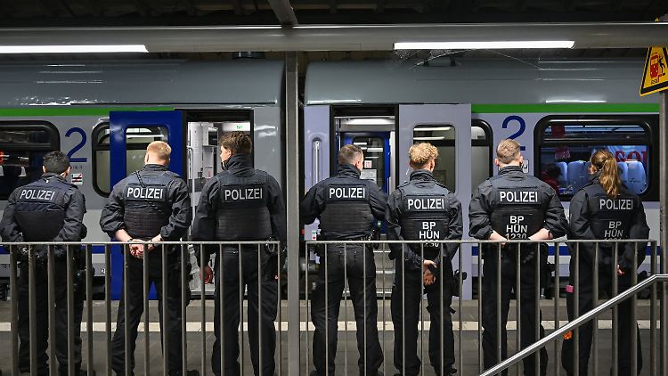 Beamte der Bundespolizei am Bahnhof in Frankfurt (Oder) bewachen einen Sonderzug aus Warschau.