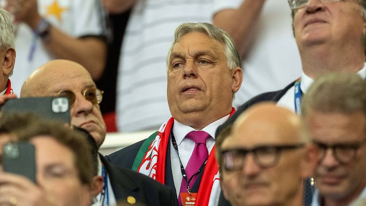Ungarns Regierungschef Orban bezeichnet EVP-Fraktionschef Weber als "Beelzebub" in Diensten einer "kriegstreiberischen, wirtschaftsfeindlichen und migrationsfreundlichen Koalition".