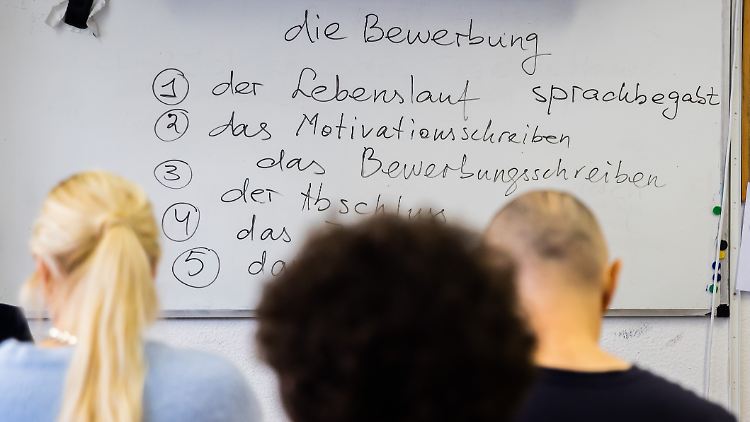 Sprachkurs in Berlin. Solche Angebote können hilfreich sein. Als Pflicht mit langen Wartezeiten sind sie eine Hürde.