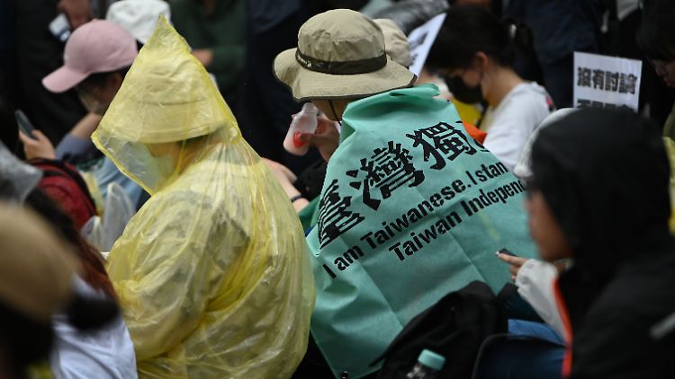 Ein Mann in Taipeh trägt eine Fahne mit dem Aufdruck „Ich bin Taiwaner. Ich stehe für eine Unabhängigkeit Taiwans“.