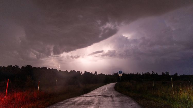 Wer die Wahl hat, sollte während der akuten Unwettergefahr lieber zuhause bleiben.