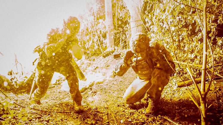 Ukrainische Soldaten bei Tschassiw Jar. Das Bild wurde von der 24. Mechanisierten Brigade verbreitet.